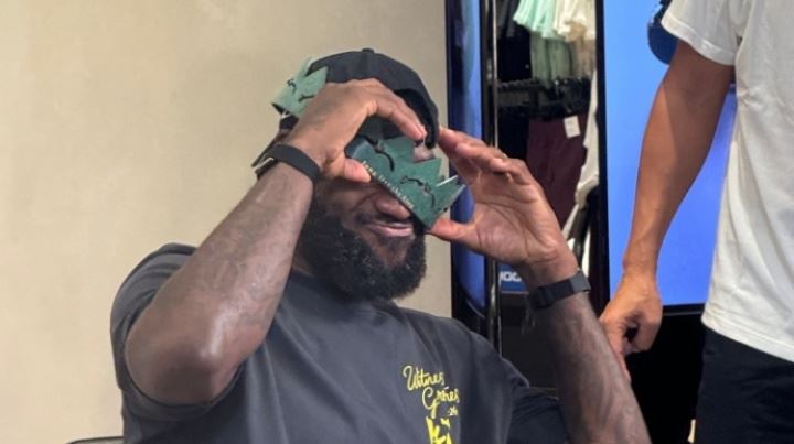 球迷在成都送上亲手制作的王冠👑结果尺寸太大詹姆斯戴不上