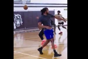 哥们你魔术师啊？穆迪野球场秀运控 持球三分+不看人传球