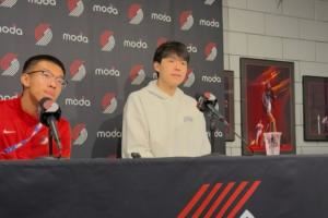 队记：瀚森能听懂更多英文了 面对英文提问也不等翻译就开始思考