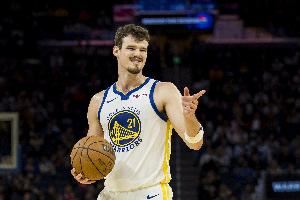 外线炮台！波斯特11中5得到16分5板1助1断1帽 三分9中3