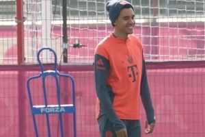 图片报：穆西亚拉观看拜仁公开训练，与球迷合影签名并和教练长谈