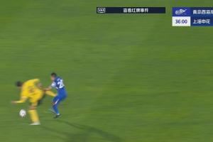 暴力动作！孙捷亮鞋底蹬踹于汉超染黄，主裁看VAR后改判红牌！