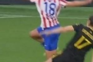 这球红牌？曼联女足欧冠铲球染红！球迷吐槽“史上最糟糕红牌”