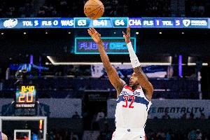 重回旧地!米德尔顿半场7中3&三分3中2拿10分 有造字母哥进攻犯规