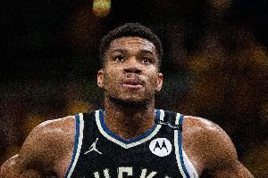 无敌！字母哥上半场两分球6中6砍下13分7篮板3助攻 正负值+14