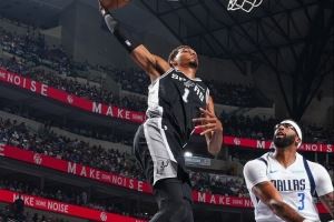 卡斯尔：文班是联盟最好球员 再好的防守也挡不住他顶级的进攻