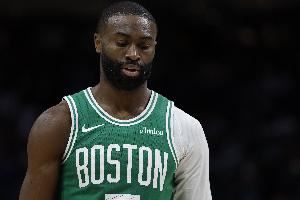 迷失！杰伦-布朗14投6中拿到12分5助出现5失误 正负值-20并列最低