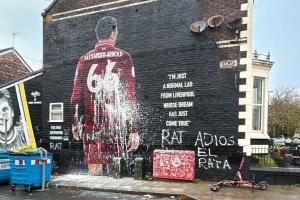 记者晒视频：工作人员正清理阿诺德遭到污损的壁画图片