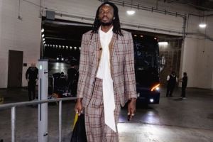 今日没小杨!开拓者亮相休斯敦 格兰特一身格纹套装时尚感拉满